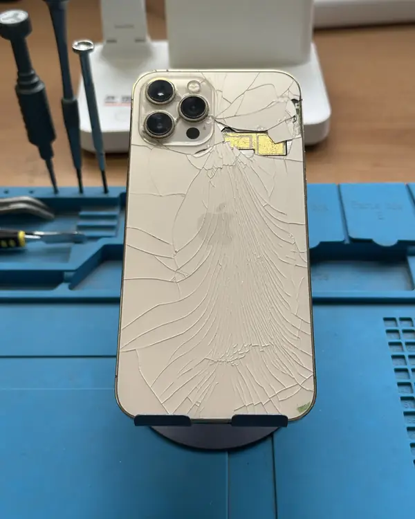 iPhone 12 Pro Max · Cambio de tapa trasera · Antes