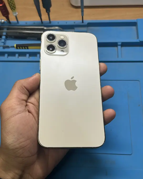 iPhone 12 Pro Max · Cambio de tapa trasera · Después