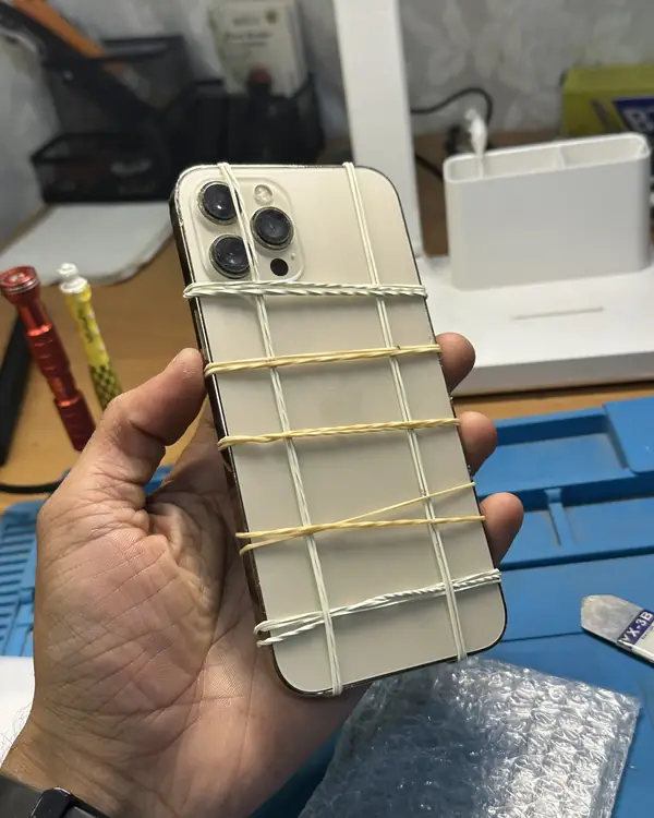 iPhone 12 Pro Max · Cambio de tapa trasera · Pegado